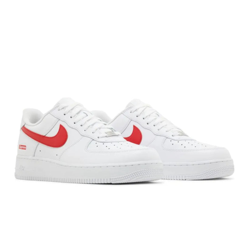 Supreme x Air Force 1 Low 'Box Logo - Speed Red' Shanghai Exclusivo - Primeira Divisão